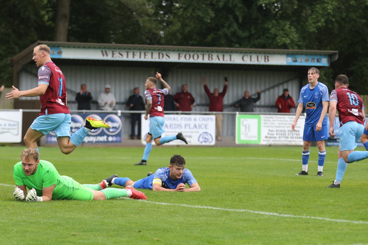 nibbo1's tweet image. Amazing thunderbolt of a goal by @DanielStoneman for @Westfieldsfc1 to put Westfields 2-1 up v @cogenhoeunited in the FA Cup Extra prelim round