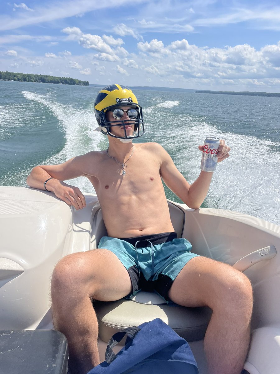 AlexCosbitt16's tweet photo. Cheers to a Midwest Saturday #mountainsareblue @PardonMyTake @BarstoolBigCat 

And the legend! @Billyhottakes https://t.co/nUEM9DlFCx