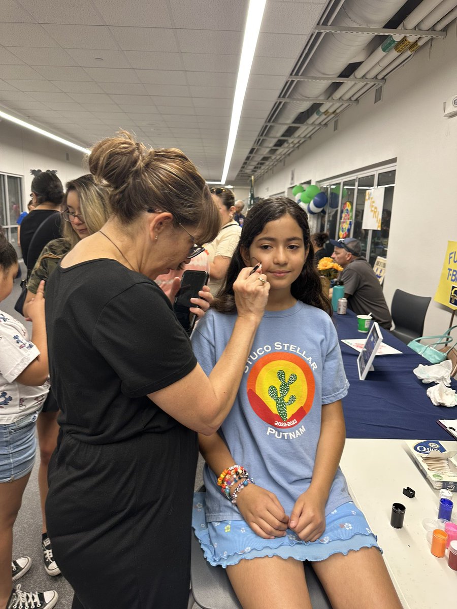 hillery_smith's tweet photo. @ELPASO_ISD FIESTA!  🎉 It was fun to gather with the community and kick off an amazing 2023-2024 school year!! #itstartswithus #RiveraElementary https://t.co/YkMpSCcdJU