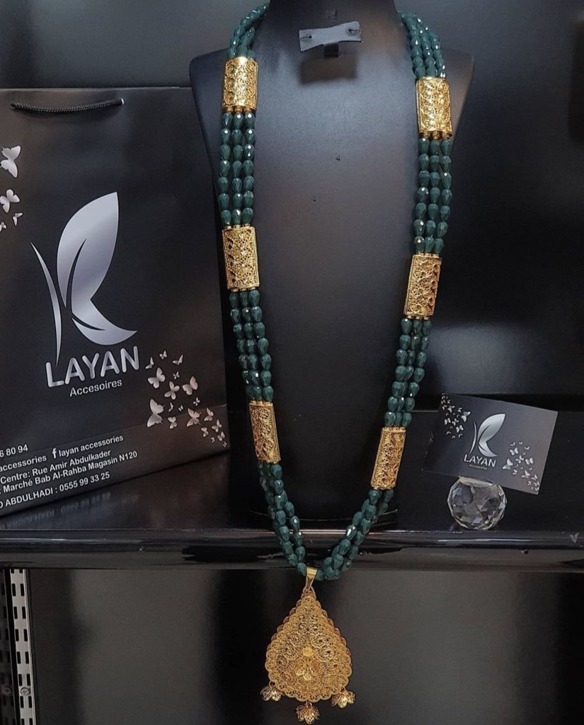 On retrouve aussi une variante de ce collier appelée « skhab el djouher », munie de perles baroques ou de perles d’émeraude à la place des perles d’ambre.