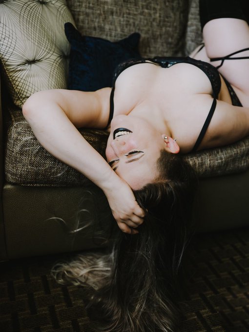 🖤🖤🖤 Y&rsquo;all having a good weekend? https://t.co/PhNI4ZeVNu<a href="/tag/ootd"class="tags"><span>#ootd</span></a>