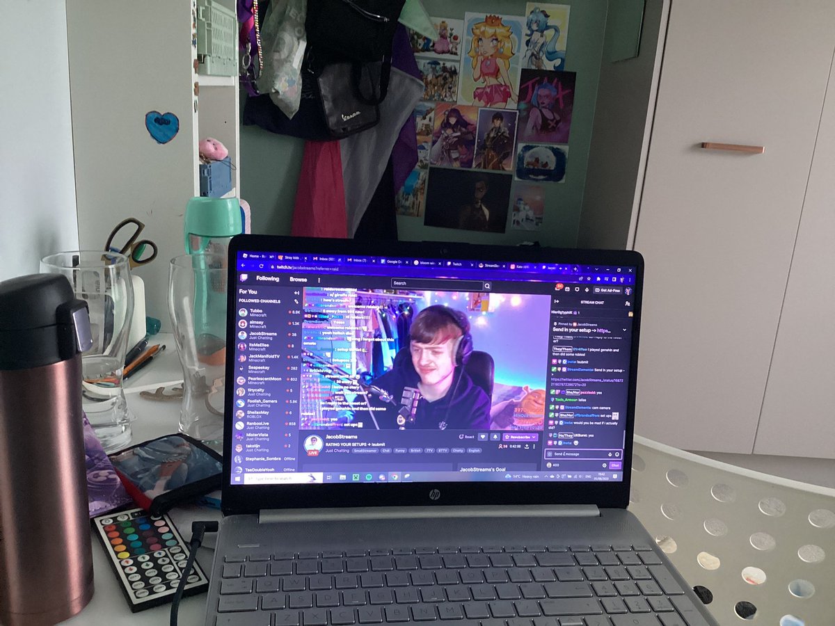 G1r4ffee's tweet photo. @JacobStreams_ Don’t even use my desk half the time… I’m lazy https://t.co/t4t0WnENKk