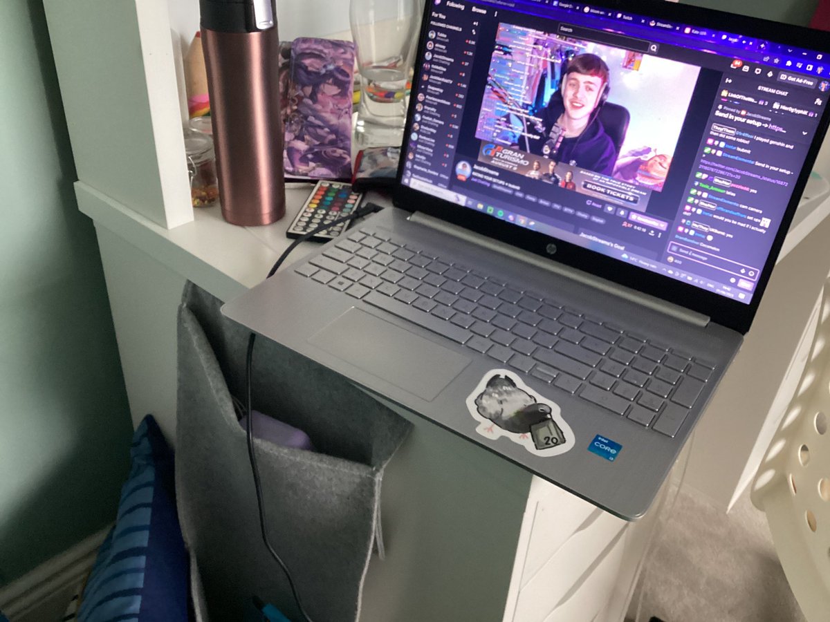 G1r4ffee's tweet photo. @JacobStreams_ Don’t even use my desk half the time… I’m lazy https://t.co/t4t0WnENKk