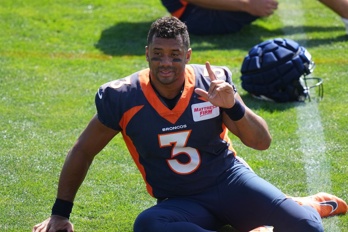 NFL_DovKleiman's tweet photo. Update: #Broncos QB Russell Wilson and the rest of the starters will play the #Cardinals in the pre-season opener, per Sean Payton. 

Some teams don't play their starters to open pre-season. but Denver will. https://t.co/I9hJktYcU0
