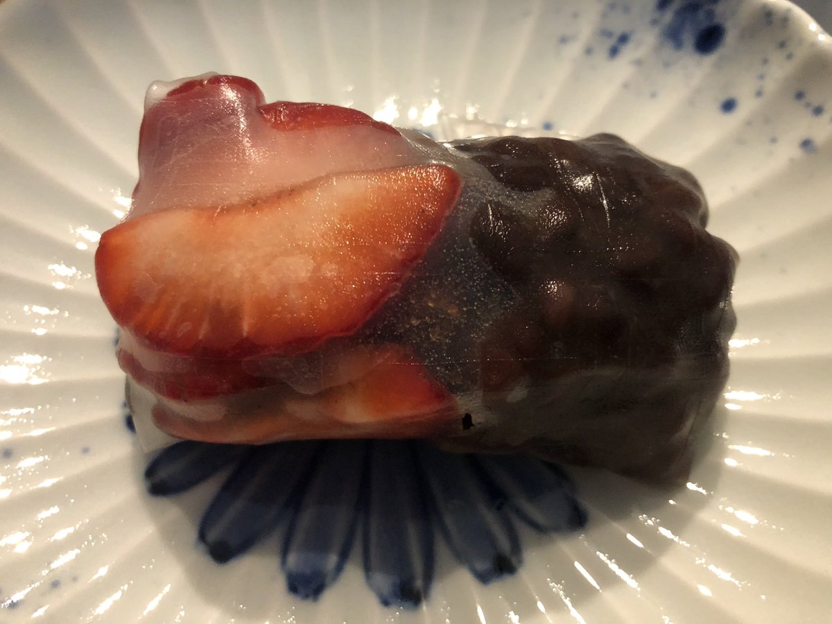 cocoitoj's tweet photo. 「なんちゃってフルーツ大福」
苺とあんこをライスペーパーで包んだスイーツ！　やっぱり本物には勝てなかった、、、　＃大福　#偽大福　＃フルーツサンド https://t.co/0WJj0NTOyX