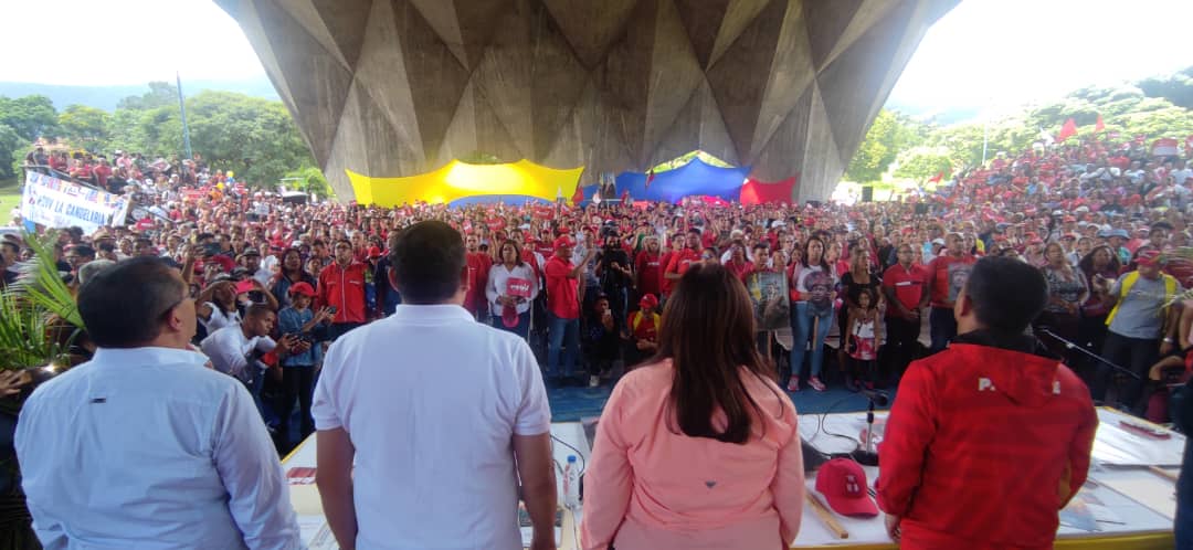 aleman72psuv's tweet photo. Gran encuentro con nuestras estructuras medias y de base del @PartidoPSUV de #Caracas estamos teniendo en el Parque Alí Primera, el cuaderno de tareas y funciones será un gran aporte para las victorias que tendremos junto al presidente @NicolasMaduro 
#LasSancionesNoSonUnJuego https://t.co/akhECsO0bG