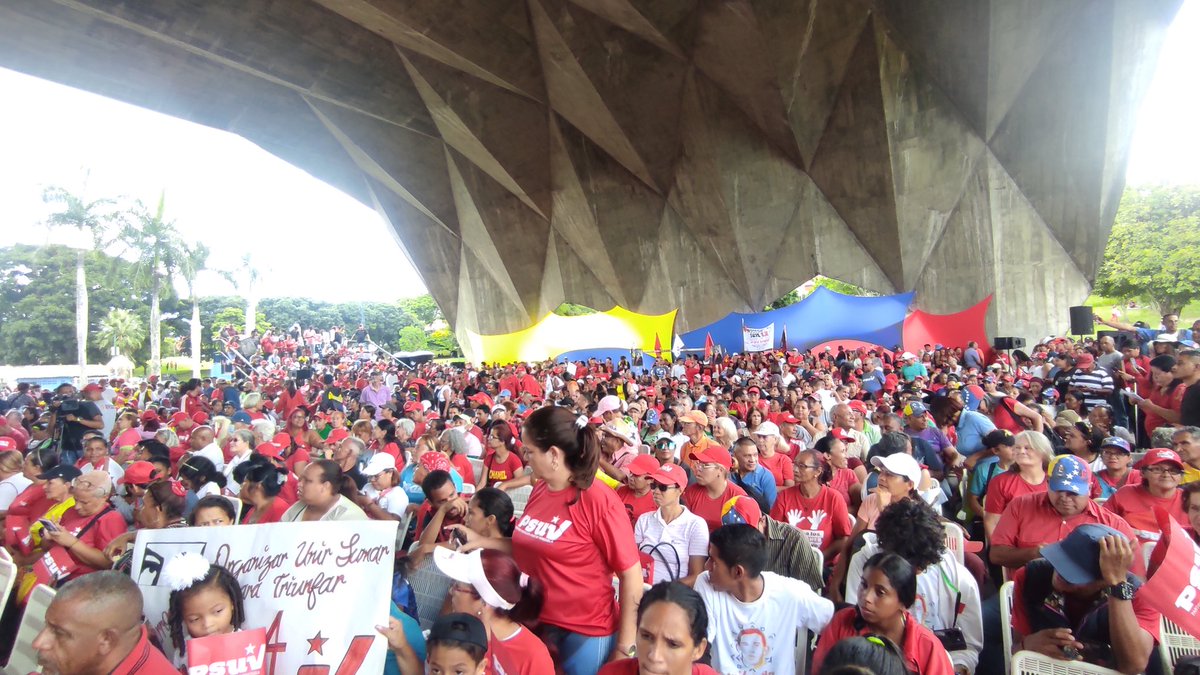 Gran encuentro con nuestras estructuras medias y de base del <a href="/PartidoPSUV/">PSUV</a> de #Caracas estamos teniendo en el Parque Alí Primera, el cuaderno de tareas y funciones será un gran aporte para las victorias que tendremos junto al presidente <a href="/NicolasMaduro/">Nicolás Maduro</a> 
#LasSancionesNoSonUnJuego