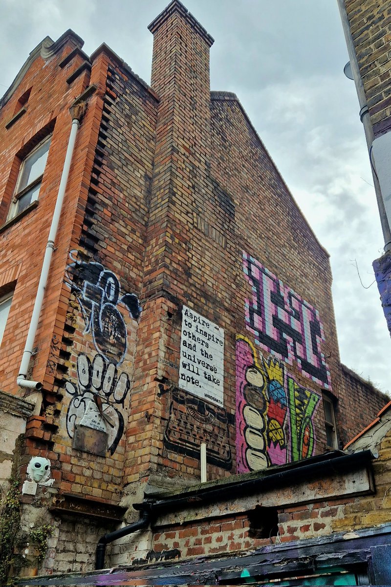 MandK6980's tweet image. I loved this #StreetArt the first time I saw it back in 2018. I was so happy when I walked around the corner a few weeks back and it was still there, albeit with a new message 🥰😍 Kate  #BrickLane #WrdSmth