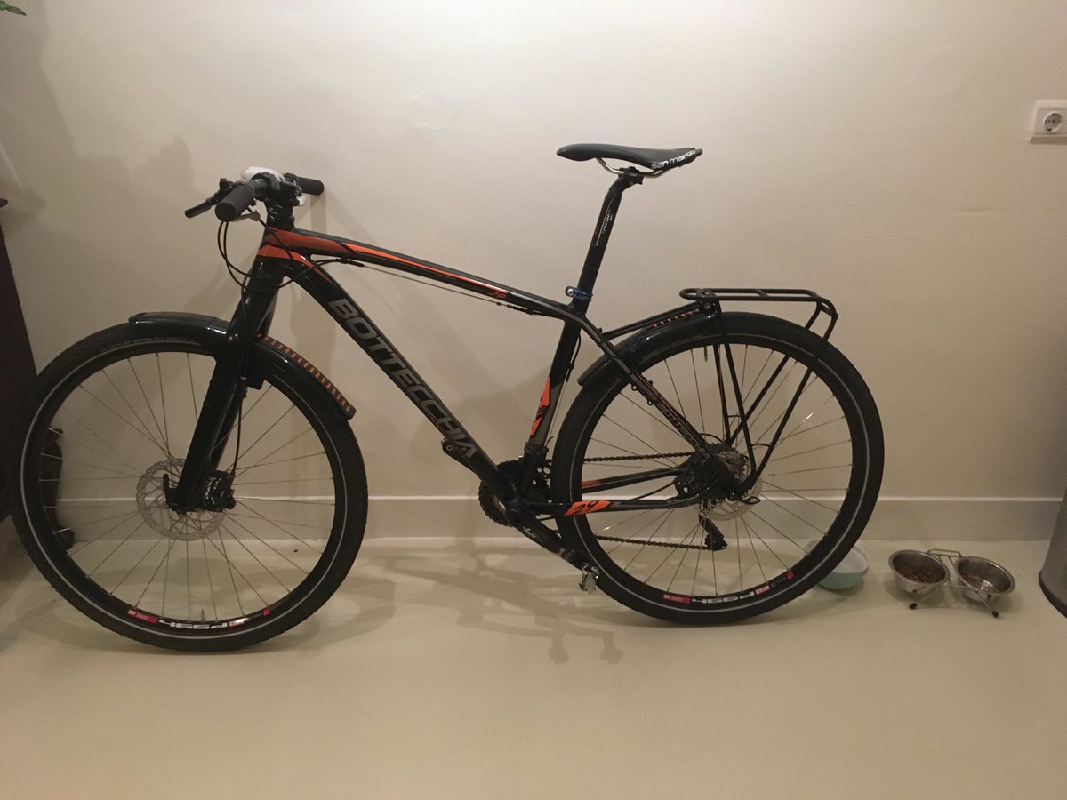 De dief die mijn Bottecchia eerder vanavond jatte moet daar achter Rotterdam Centraal, openbare stalling op het eind, veel moeite voor hebben gedaan. Maar toch ook weer niet zoveel moeite als ik erin heb gestopt. De fiets is 70% gelijk aan deze foto. Help mij.