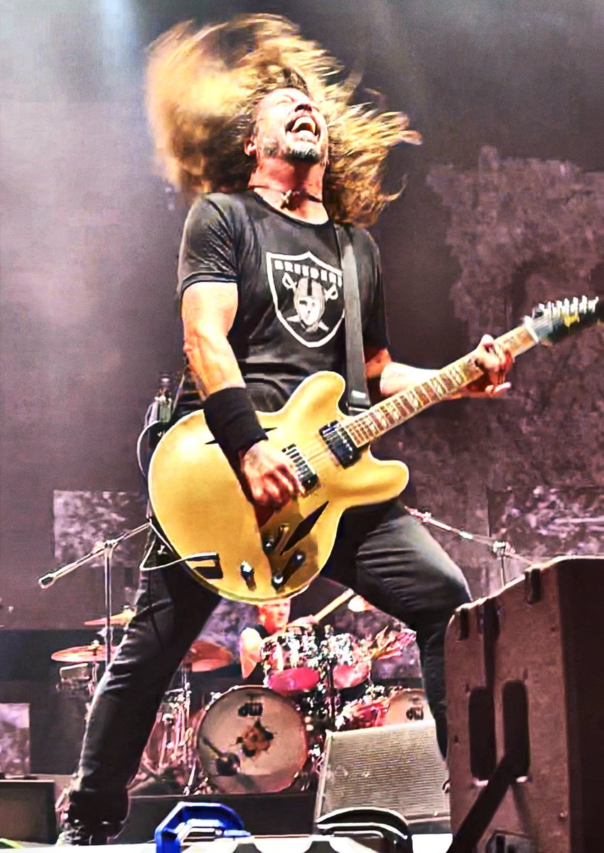 Teri_Ramirez's tweet photo. Loved watching #davegrohl and the @foofighters rocking it out last night!! #foofighters https://t.co/OGWwgv3Rol