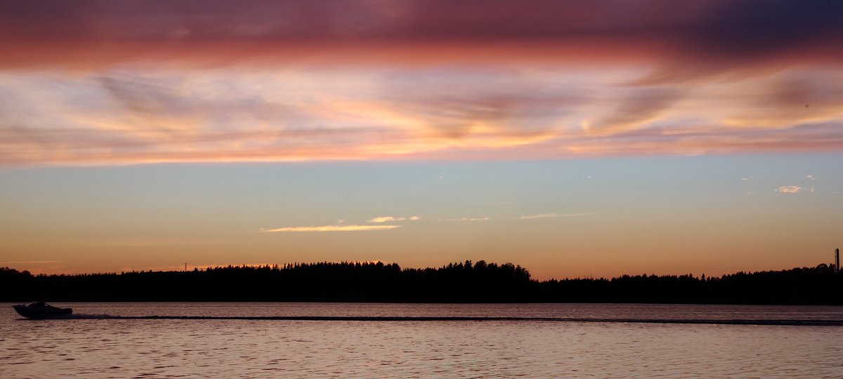 InhimillinenE's tweet photo. Nyt on jännä taivas.
#pakuretki #merelle https://t.co/97YTzbr8rN