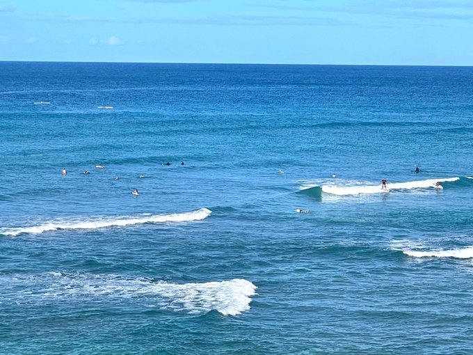 I woke up at 6am to watch the early-bird surfers riding the morning waves at sunrise. Then I took an<a href="/tag/realloyalfans"class="tags"><span>#realloyalfans</span></a>