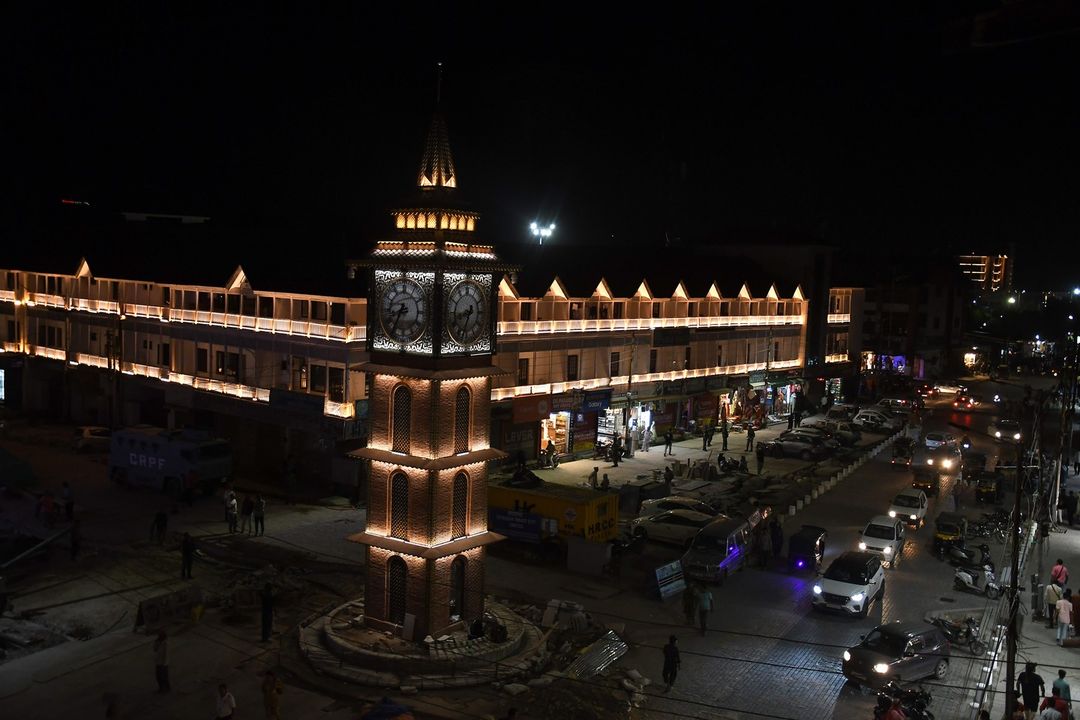UCFDesignStudio's tweet image. Newly Constructed Ghanta Ghar In Lal Chowk, It's Adjacent Buildings Presenting A Beautiful Look On Friday Evening.
#GhantaGhar #LalChowk #Beautiful #Evening #JammuAndKashmir #Srinagar