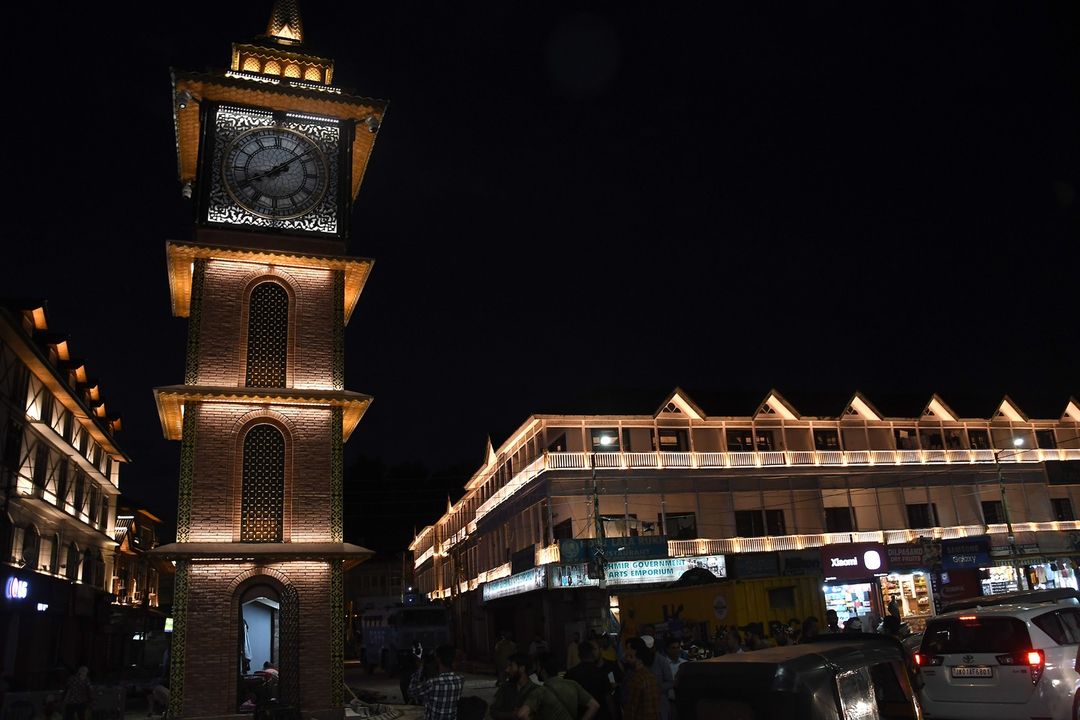 UCFDesignStudio's tweet image. Newly Constructed Ghanta Ghar In Lal Chowk, It's Adjacent Buildings Presenting A Beautiful Look On Friday Evening.
#GhantaGhar #LalChowk #Beautiful #Evening #JammuAndKashmir #Srinagar
