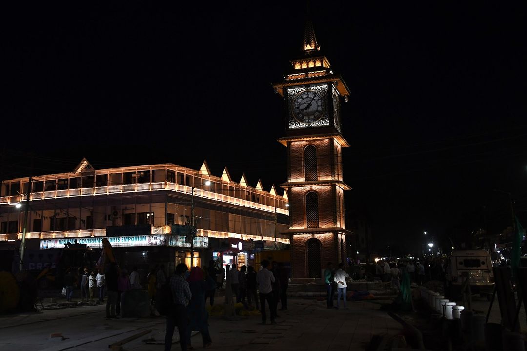 UCFDesignStudio's tweet image. Newly Constructed Ghanta Ghar In Lal Chowk, It's Adjacent Buildings Presenting A Beautiful Look On Friday Evening.
#GhantaGhar #LalChowk #Beautiful #Evening #JammuAndKashmir #Srinagar