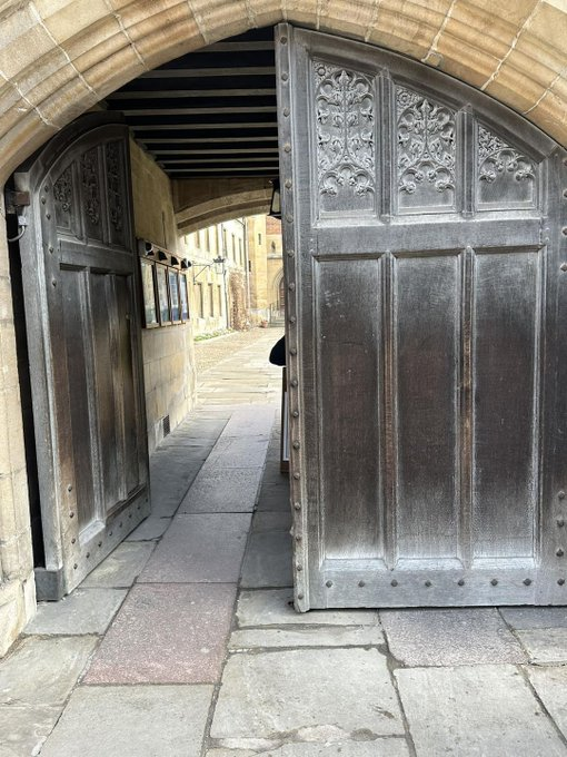 LenaBeasle's tweet photo. Pembroke college, Cambridge 🏴󠁧󠁢󠁥󠁮󠁧󠁿A very stout and no nonsense gate. https://t.co/lChncyhIbA