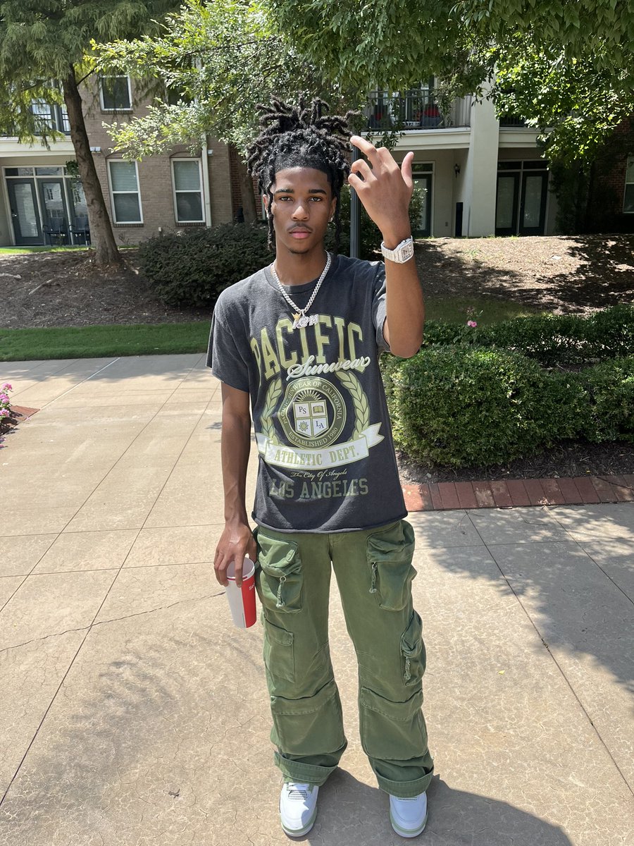 1_lildarius's tweet photo. racks gettin too big for these skinny clothes https://t.co/NANDUeGXWt