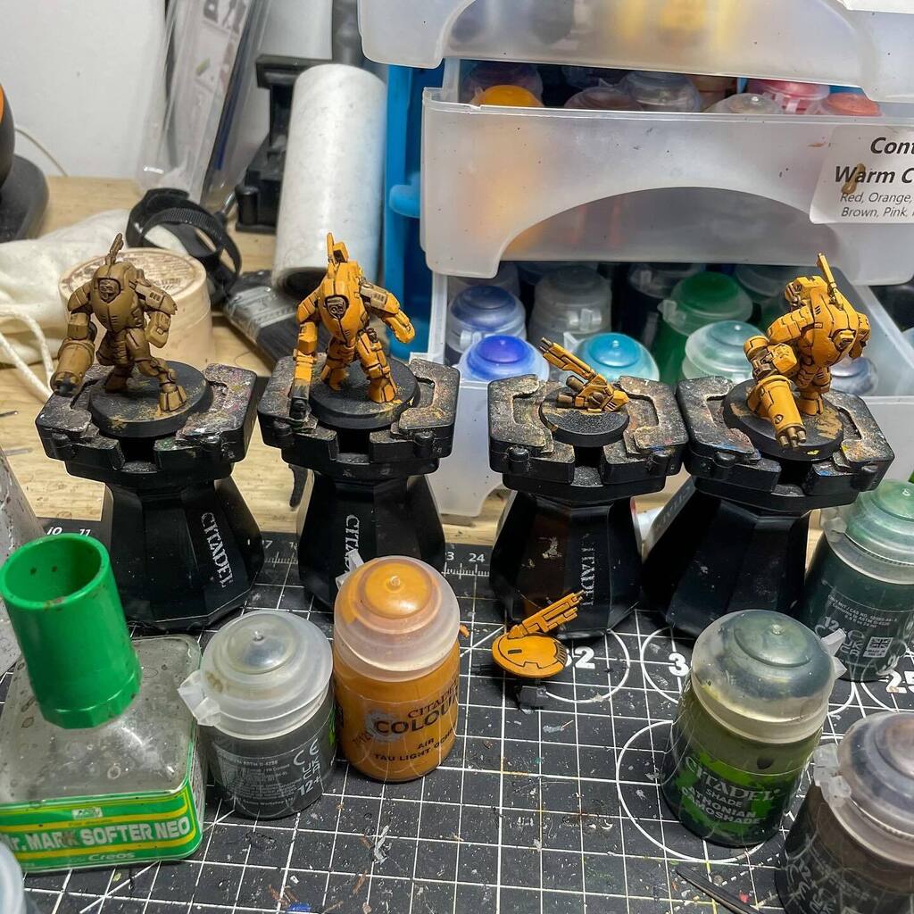 BigGeordieGeek's tweet photo. Been working on a T’au Stealth Team for my Tau Sept

And that’s day 217 of the #HobbyStreak 

#Warmonger #WarHamFam #WarhammerCommunity #Warhammer40k #Warhammer40000 #Tau #TauEmpire #TauSept #StealthSuitTeam #BGG https://t.co/rYNmbiXZGF https://t.co/LAU9mCE3ky