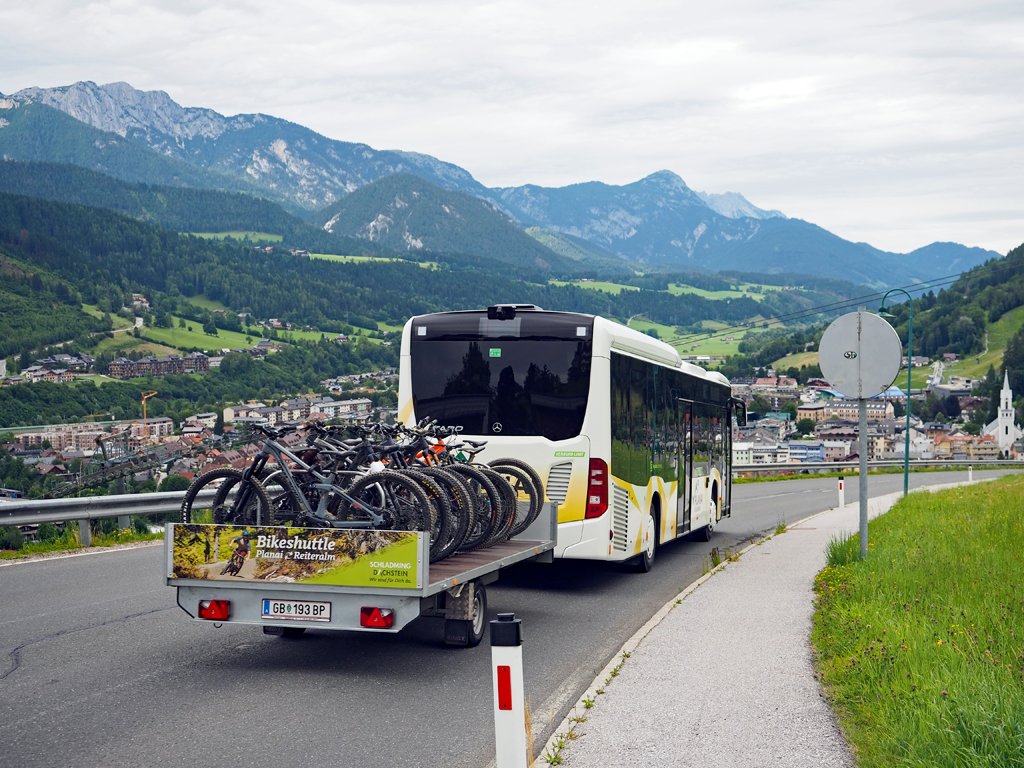 🇦🇹🏔️ A Schladming, les vélos prennent le bus entre Reiteralm (1.200 m) et le centre de Schladming (750 m).