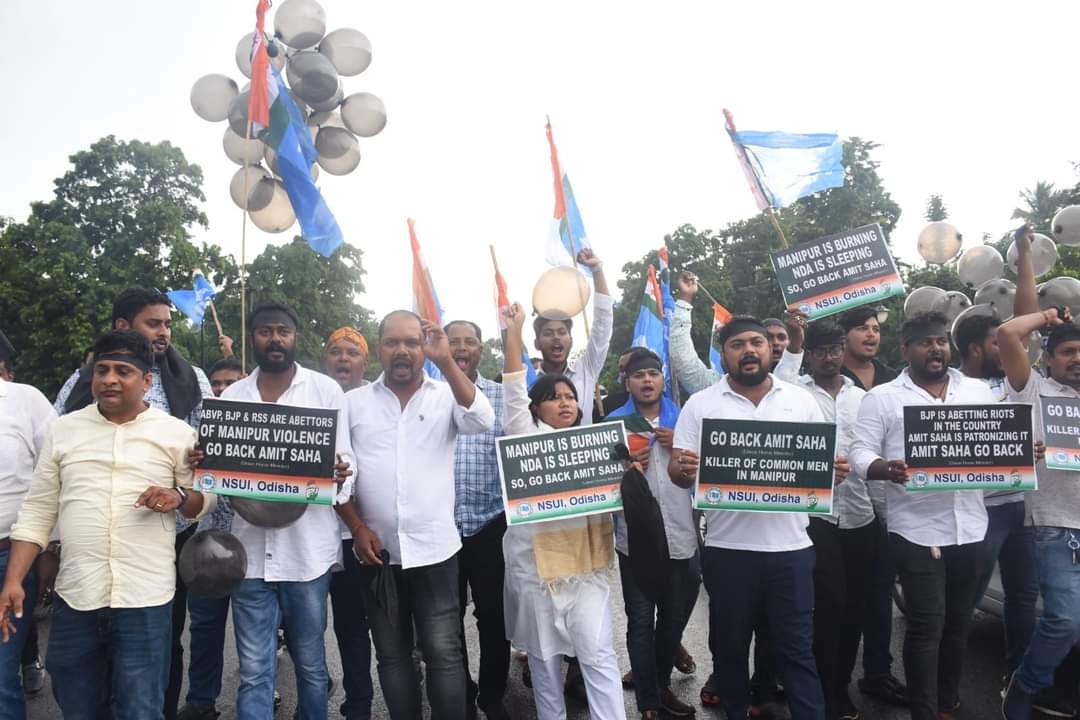yashir_nawaz's tweet photo. Odisha NSUI showed black flag to union Home Minister Mr.Amit Saha on   
the issue of violence in Manipur and in many states.NSUI held Mr Saha responsible for deteriorating law and order situation in the country. https://t.co/JqVZulXXOj