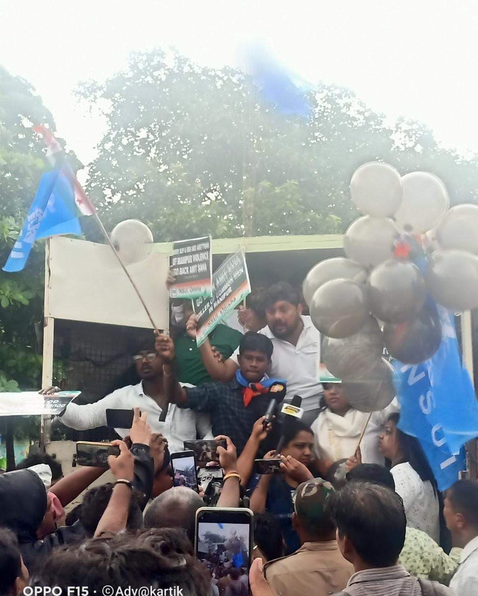 yashir_nawaz's tweet photo. Odisha NSUI showed black flag to union Home Minister Mr.Amit Saha on   
the issue of violence in Manipur and in many states.NSUI held Mr Saha responsible for deteriorating law and order situation in the country. https://t.co/JqVZulXXOj