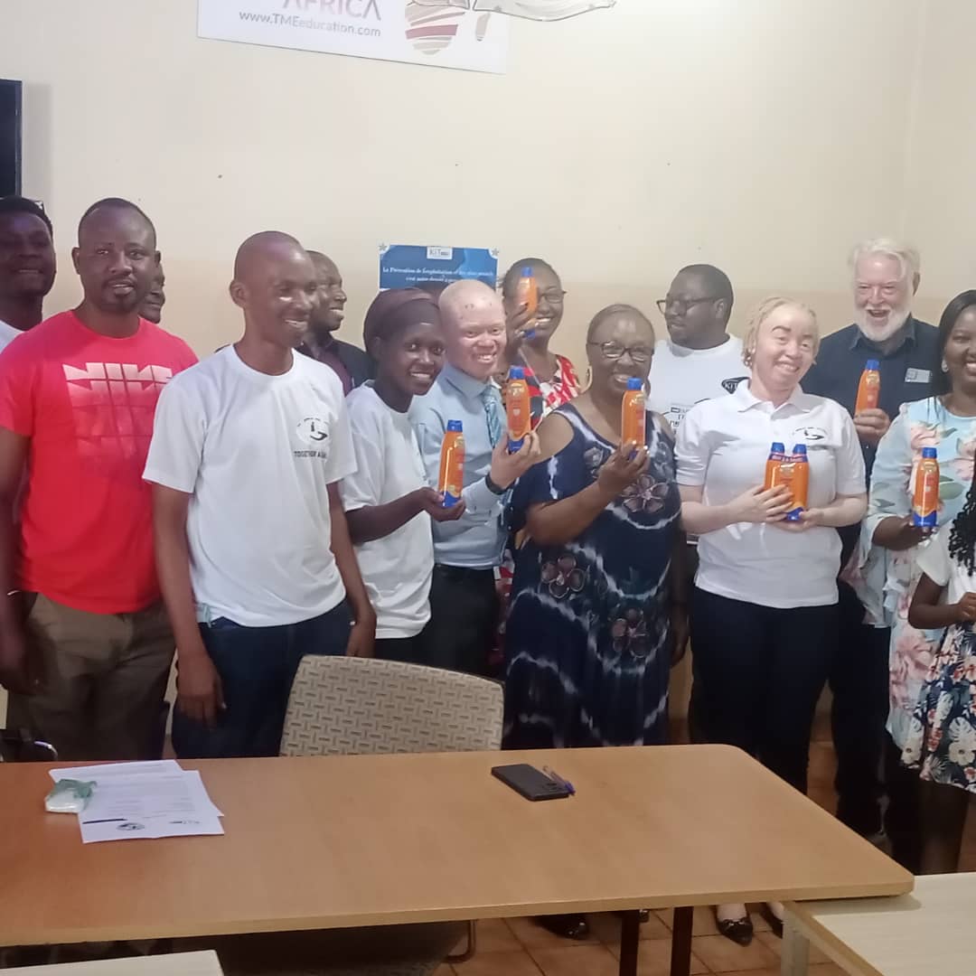 BuntuTv's tweet image. A l&apos;occasion de la signature du contrat de partenatiat entre @kithub et Live together as family, un don de crème solaire a été octroyé par la famille dont les membres sont fondateurs de l&apos;ecole @BIMS Bujumbura. C&apos;est pour l&apos;entraitien de la peau des albinos

#BIMS
#kithub