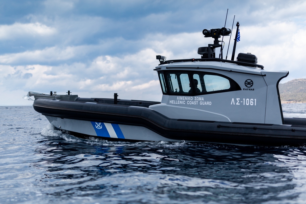 rafnarmaritime's tweet photo. As the horizon calls, the guardians of the coast stand ready, a symbol of strength and unwavering dedication.

#maritime #coastguard #Rafnar #ÖKHull https://t.co/8VZz6XEoEZ
