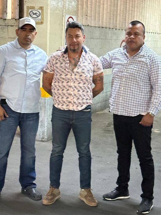 AztecaNoticias's tweet photo. #ÚLTIMAHORA 🚨

Detienen a Fernando 'N' alias "El Tiburón" por ser el presunto responsable de la agresión a un joven en un restaurante de San Luis Potosí. 

🔴Esto es lo que se sabe sobre él: https://t.co/DL3LWPlD1K https://t.co/8IR1Xgvd1b