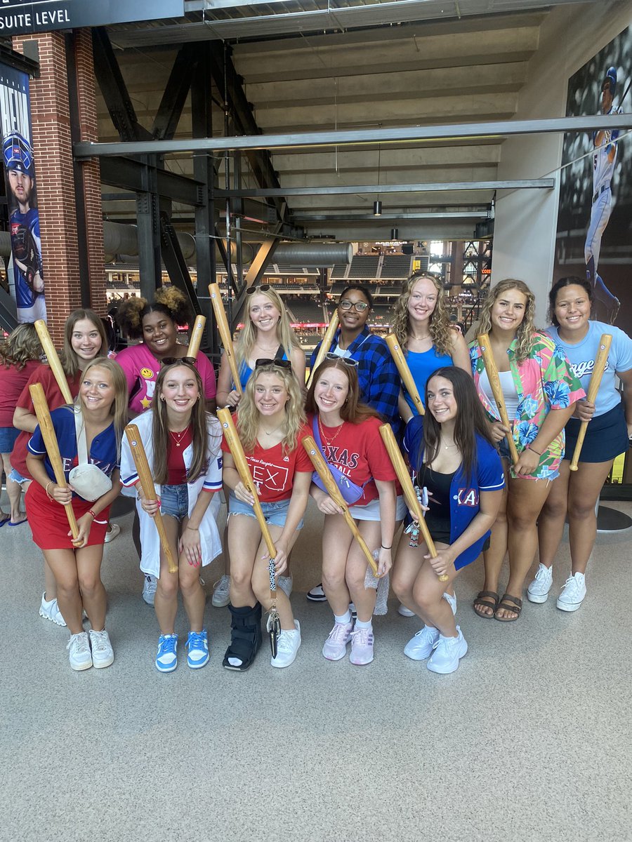 hdw5707's tweet image. Being their coach is a grand slam! #LHSVB @Rangers