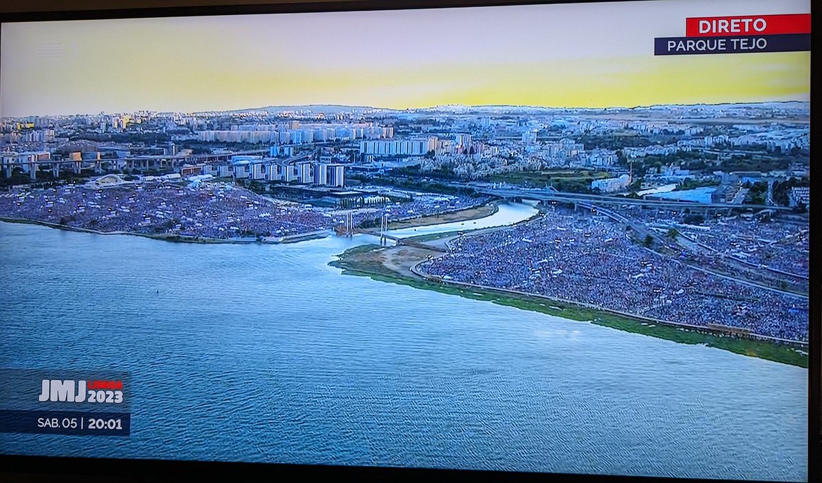 A ideia que fica é que, se mais espaço houvesse, mais gente estaria ali.
É impressionante, é demolidor, isto.