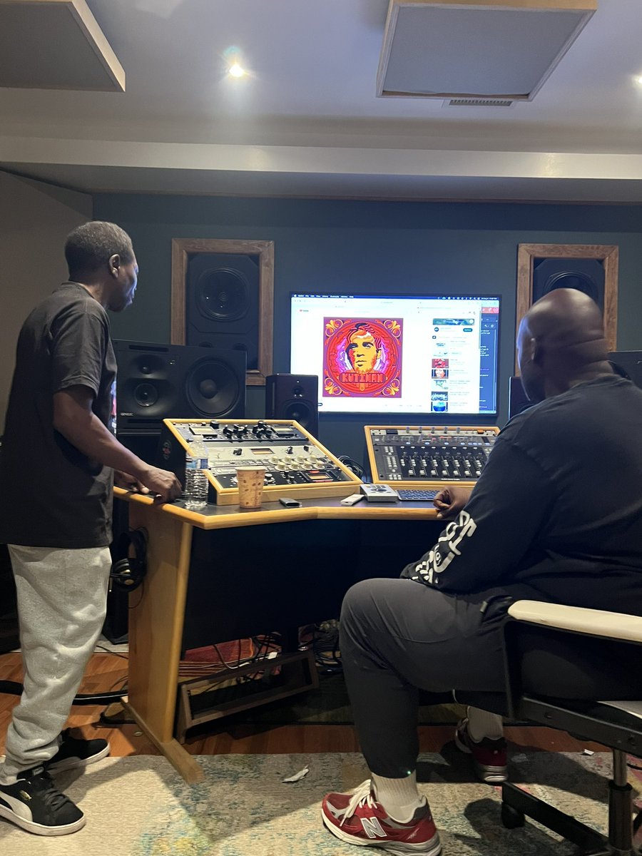 simon_jap's tweet image. この今回のブルックリンの家

目の前のストリートで爆音だから外飛び出したくなるな

50周年ブチ上がるよ

スタジオも良い感じだったなあ

これからHIP HOPを本気で志す若い子達にとっては最高の環境だと思う🤘
@DJYUTAKA @kenzins 

#hiphop50 #oneunity