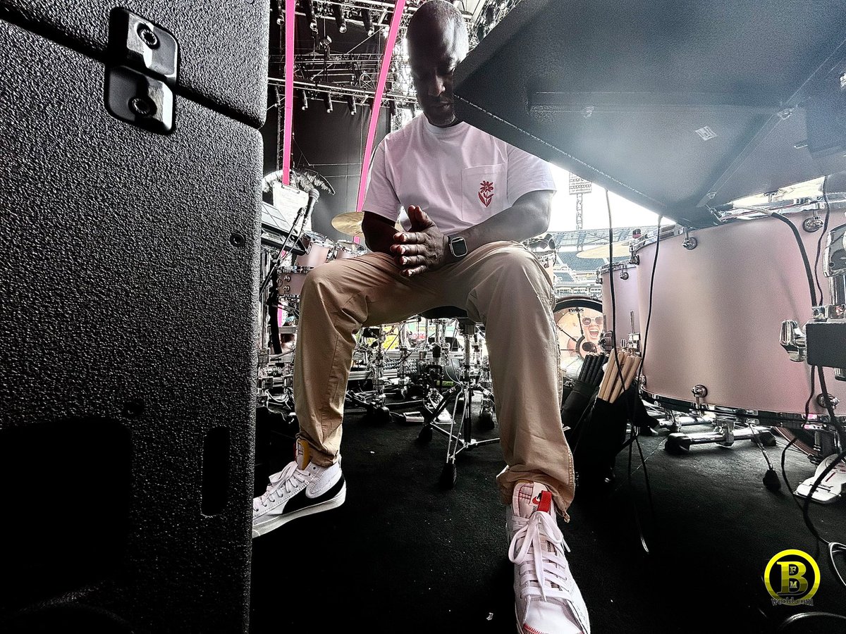 BrianFrasierM's tweet image. Today we celebrate the legacy of my brother Daniel Jones @MrJonesS3 🙏🏾 So sorry I couldn’t be at the service to support your beautiful family but I’m dedicating todays show to you Daniel. So many stages we shared together. Love you forever! #3life #bfmworld