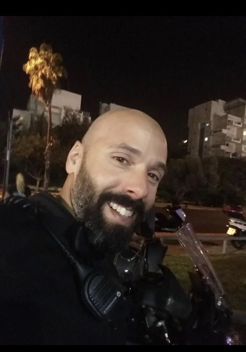 Spain4Israel's tweet photo. Chen Amir Z'L (42), guardia de seguridad murió a causa de sus heridas hoy en atentado terrorista. Padre de 3 hijas pequeñas, su acción ayudó a neutralizar al terrorista palestino, arriesgó y sacrificó su vida para salvar a muchas otras. Murió como un héroe. Bendita sea su memoria https://t.co/1CmibYkeWq
