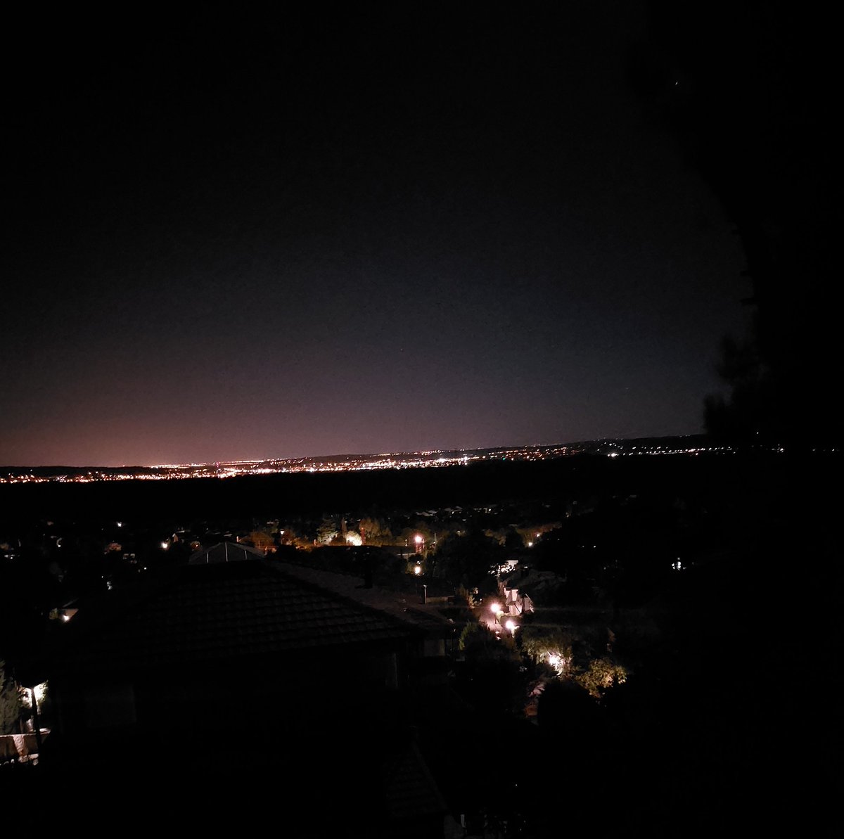 elcientificrack's tweet photo. @Kalesbi_95 @DARK_RYSEN Estas fotos las puse anoche, más allá de las 2:30 de aquí, tomando un Wisky con 3 móviles y un Portátil, en mi casa, y una foto panorámica desde la terraza 

Os creéis que a esa hora esta Cuentifi?

NO podéis ser más bobos? O si? https://t.co/KupjhJDe9j