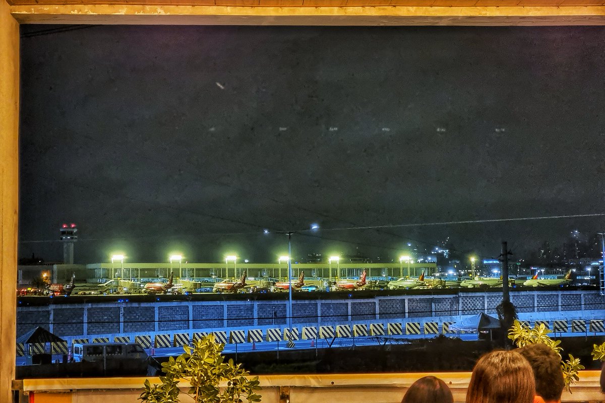 slickrickmavs's tweet photo. Maiba naman tayo ng lugar. Hehe tagal ko na gusto tumambay dito. Nice place. Hehe saya mag planespotting. Mas fun pa to siguro mamaya pag may araw na. Hehe #sabadonight #planespotting #wheninpasay https://t.co/4AU2xnKfsB