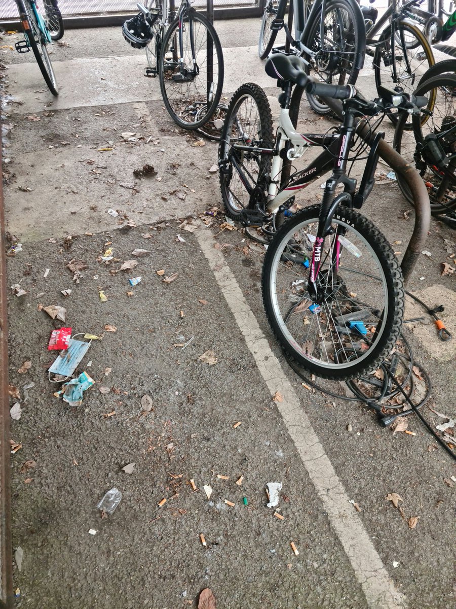 LungDocBenno's tweet photo. >1000km this month
Not too bad for an old man
Every @UHLRRCV work journey = #cyclecommute
Please clean the bike sheds 🙏🙏🏼@Leic_hospital
Aiming to keep away from @CCUGLENFIELD 😉
It is possible despite poor road infrastructure 💪
Keep going @Chris_Boardman the country needs you https://t.co/jnY4io1mLY