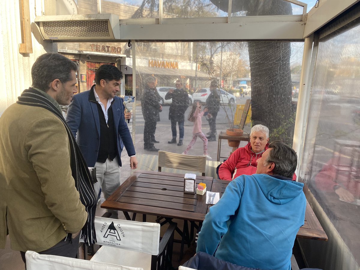 demosargok's tweet image. Nuestros candidatos @nazaetchepare &amp;amp; @FerLorenzo_  charlando sobre la propuesta de #DDMOS en los barcitos de #PlazaDevoto✔️