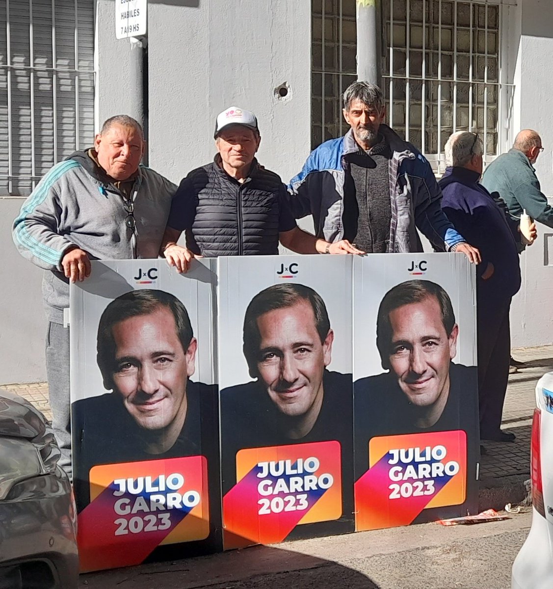 BeronTaxi's tweet photo. #ParadaTaxis 🚖 Clinica #Ipensa las familias 👨👩👧👧 taxistas están convencidas de que hay que seguir avanzando, para adelante ! #ProhibidoOlvidar ni un paso atrás, #HagamosElCambioDeNuestrasVidas
#PrimeroLaCiudad @JulioGarro https://t.co/7vbbju7rLZ