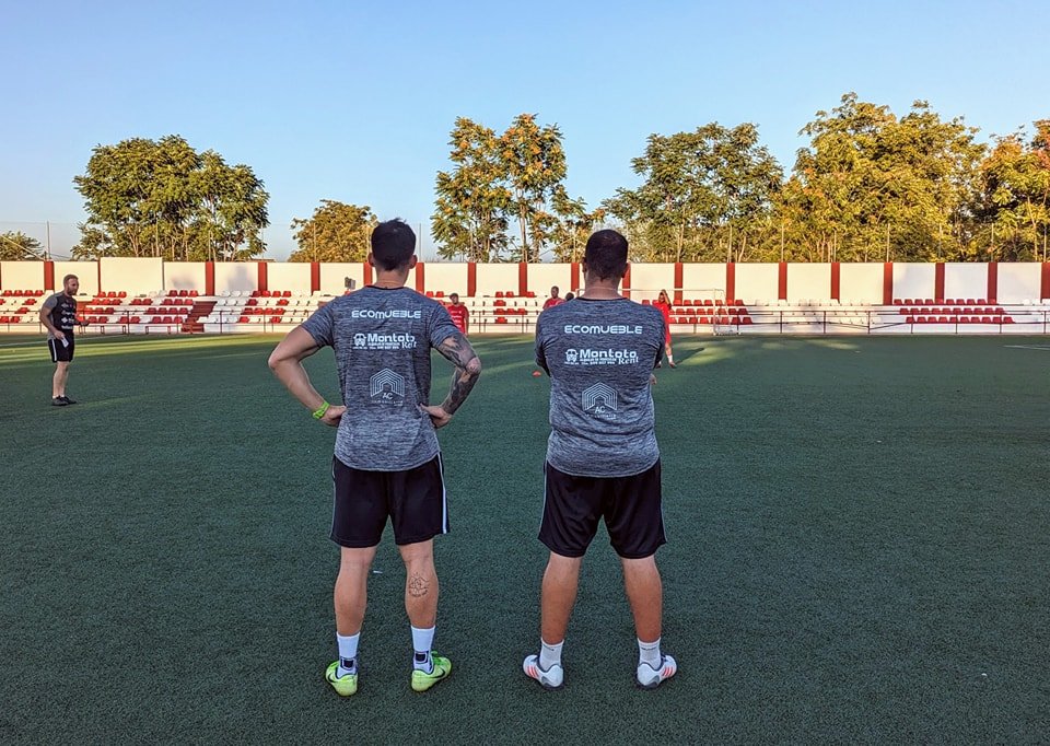 LoraCFOficial's tweet photo. 🎶👨🏫 DIRIGIENDO la MELODÍA del ÉXITO 💪⚽
Nuestros ENTRENADORES son como DIRECTORES de ORQUESTA, coordinando cada movimiento para alcanzar la armonía en el campo.
#AlfonsoLozano
@CGordo13
@LoraCFOficial
#VamosLora #Entrenamiento #Pretemporada #LaIlusionDeVolver
❤️⚪❤️ https://t.co/9nIaxa6qnQ