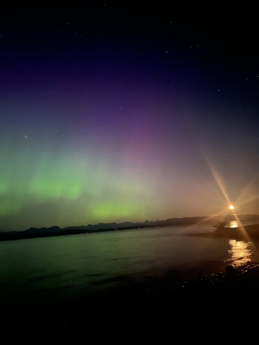 gwbrown's tweet photo. Could not believe this incredible show last night at my favourite place! Quadra Island, BC Canada #northernlights #nofilter https://t.co/KLC0h1CkDb