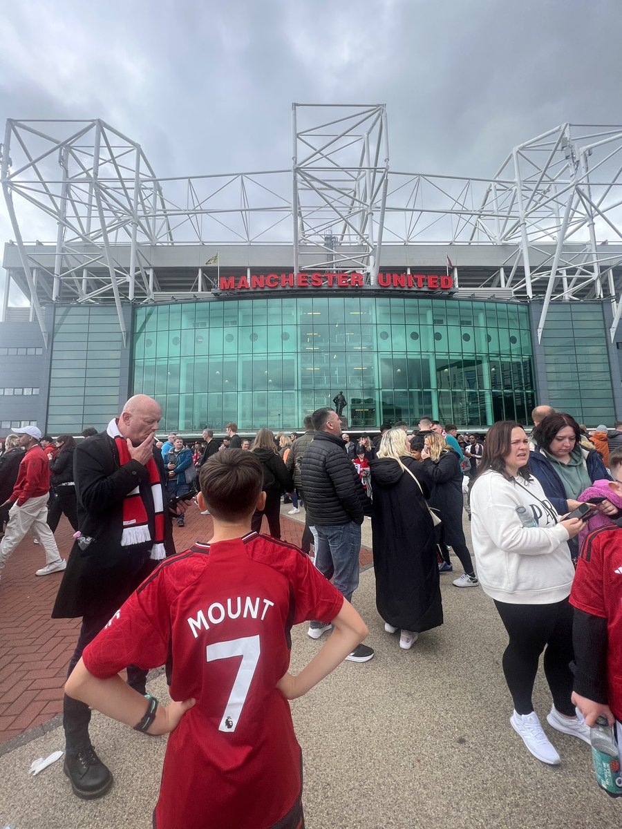 Ya know we’re hard done by in Ireland when the total cost for 2 flights &amp; 2 match tickets for Old Trafford today was €28.33 cheaper than 2 tickets for the Aviva tomorrow! 🤯

And with a strong 11 starting today, it’s hard to know who will even show up in Dublin tomorrow! 🤷🏼‍♂️