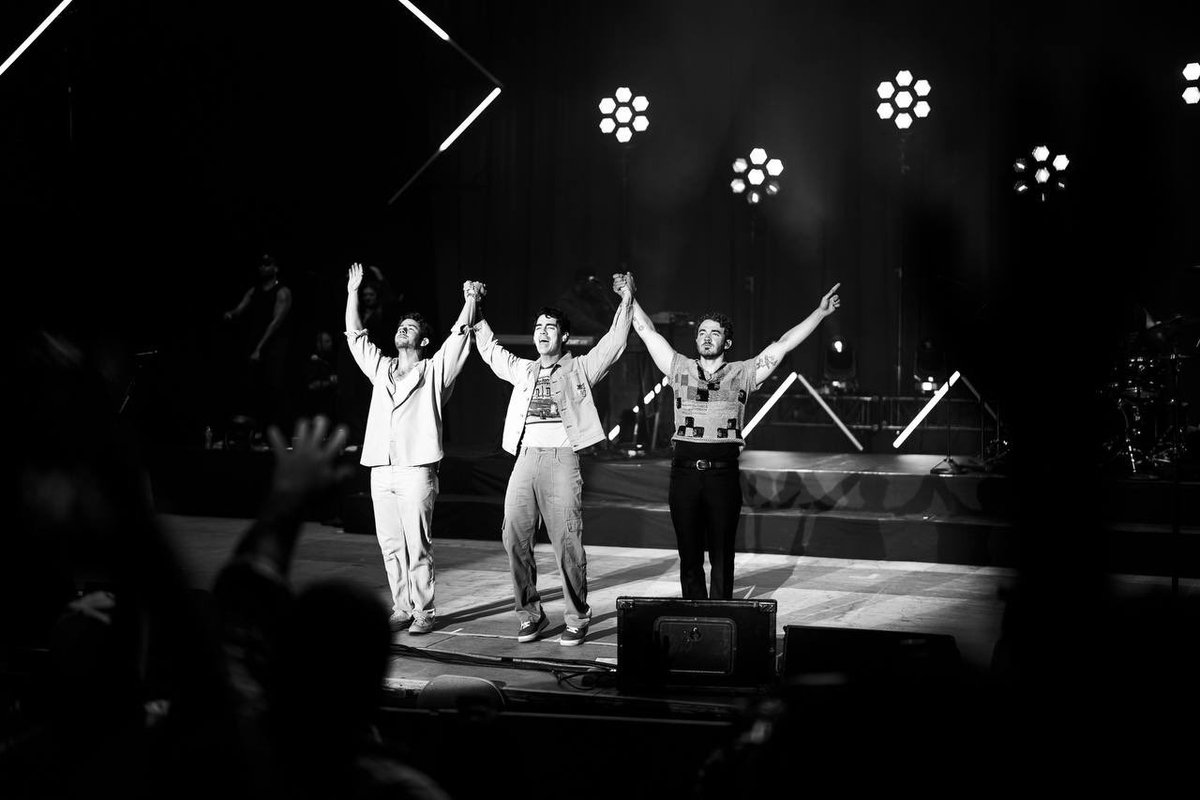 kevinjonas's tweet photo. Felt great to be back on stage together at #WAZZMATAZZ last night 🔥 Never been more ready for THE TOUR to kick off in ONE WEEK! https://t.co/C9oiIwUS3E