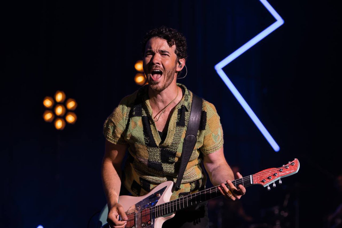 kevinjonas's tweet photo. Felt great to be back on stage together at #WAZZMATAZZ last night 🔥 Never been more ready for THE TOUR to kick off in ONE WEEK! https://t.co/C9oiIwUS3E