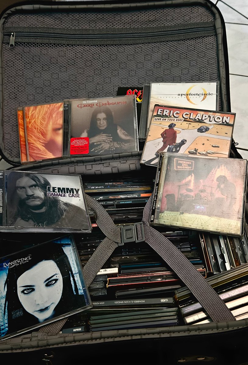 FranOrtizSV's tweet image. Cuando estás ordenando la casa y sale la felicidad de tu vida en una maleta.
#Rock #OldCD