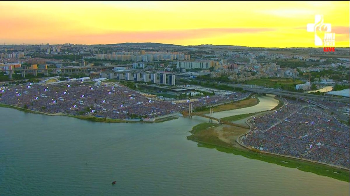 wyd_en's tweet photo. #CampoDaGraça is in awe! We are all waiting!
❤️😀
#PontifexLisbon #vigiliaJMJ https://t.co/kzMt2oTQz8