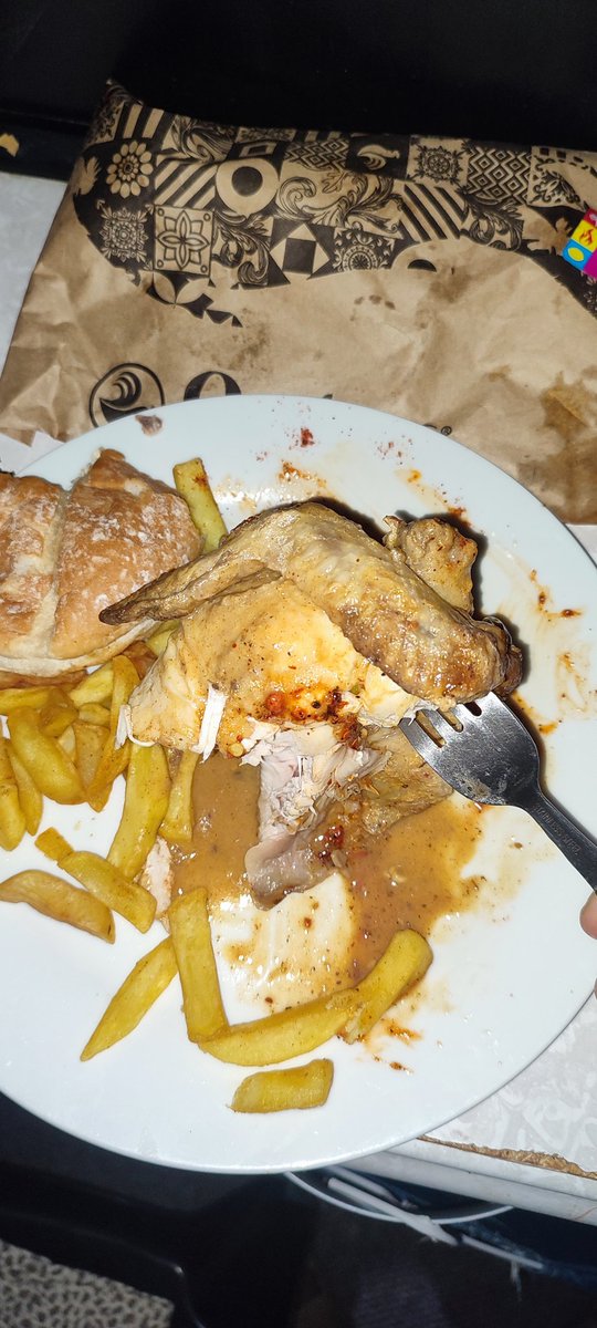 Sifikelo's tweet photo. @PedrosChicken Please step up quality of your children because it just boiled chicken now not grilled at all 😕😒🤦🏿‍♂️ I had to add my own spice and sauce to make this 1/4 chicken eatable haibo, I increase price if you have to ngeke. Tax Invoice 136833 https://t.co/fLdK830TSe