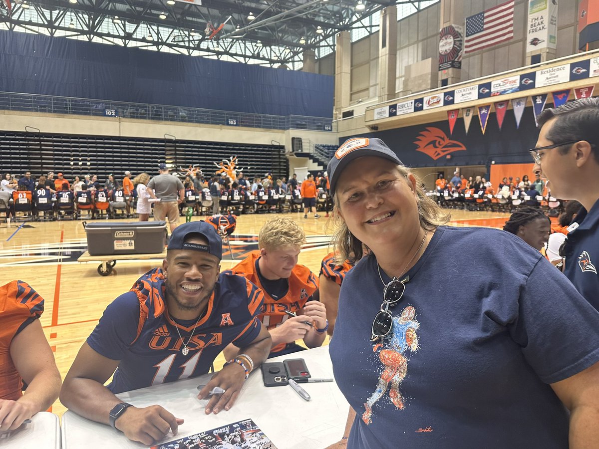 sotxgcb's tweet photo. @UTSAFTBL -thanks for the meet and greet today. I’m Oscar’s biggest fan (don’t challenge me on this ) :-) so he signed my hat and yes I almost fainted #UTSA #GO210 https://t.co/pWXUmjgX44