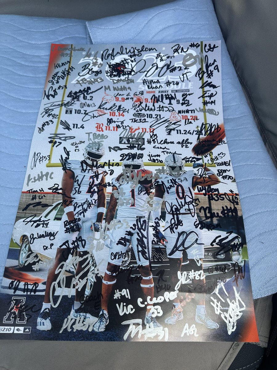sotxgcb's tweet photo. @UTSAFTBL -thanks for the meet and greet today. I’m Oscar’s biggest fan (don’t challenge me on this ) :-) so he signed my hat and yes I almost fainted #UTSA #GO210 https://t.co/pWXUmjgX44