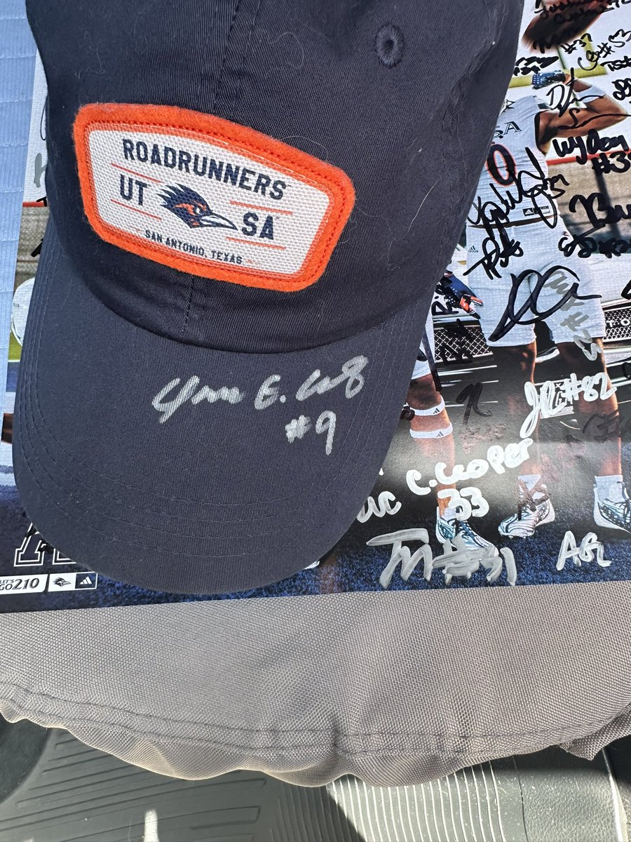 sotxgcb's tweet photo. @UTSAFTBL -thanks for the meet and greet today. I’m Oscar’s biggest fan (don’t challenge me on this ) :-) so he signed my hat and yes I almost fainted #UTSA #GO210 https://t.co/pWXUmjgX44