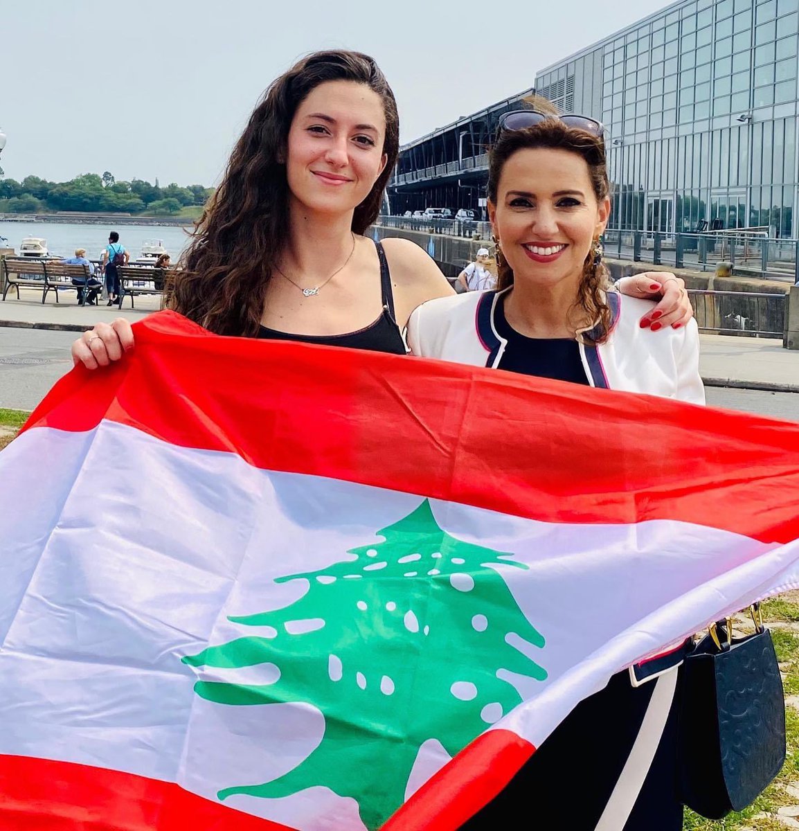 carolinecodsi's tweet photo. 3 ans aprĂšs la dĂ©vastatrice #ExplosionBeyrouth continuons de rĂ©clamer justice. Les dirigeants incompĂ©tents & corrompus sont les mĂȘmes que durant mon enfance lors de la guerre civile. Ils bloquent l'enquĂȘte mais les libanais ne renonceront pas. Ma fille et moi demeurons solidaires https://t.co/Zx6QmOimUk